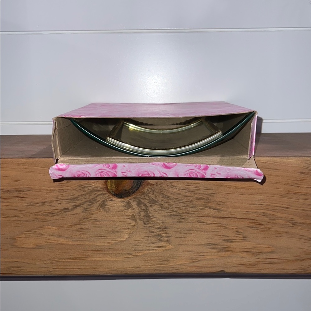 🛍️ 3 for $20 🛍️ - Vintage Elegant Gold-Trimmed Glass Frame with Pink Rose Box - Picture 9 of 10